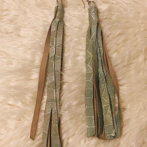 Mint leather fringe tassel earrings - Picture 4 of 6